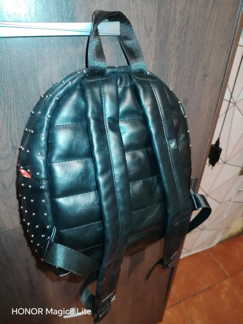 Mochila negra con tachas de estilo moderno - 1