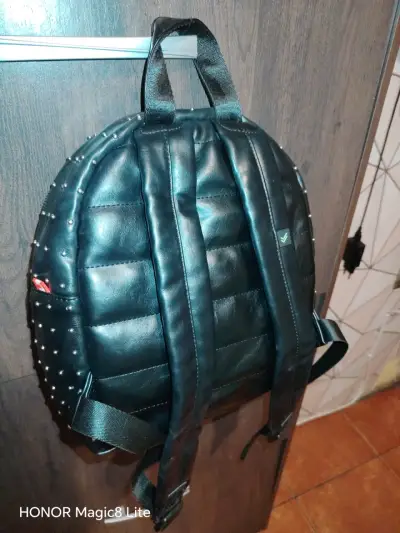 Mochila negra con tachas de estilo moderno - miniatura 1
