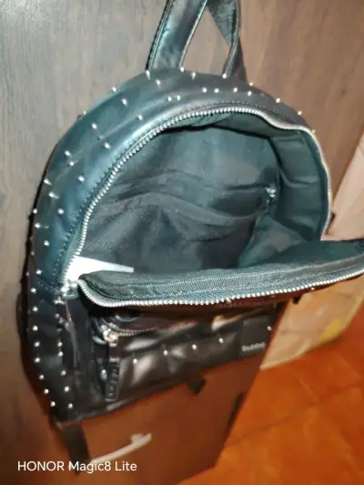 Mochila negra con tachas de estilo moderno - miniatura 2
