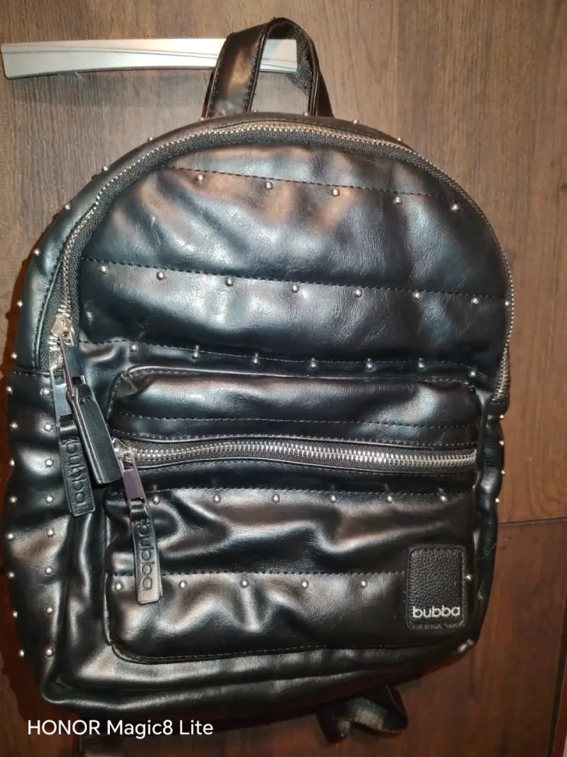Mochila negra con tachas de estilo moderno - 3
