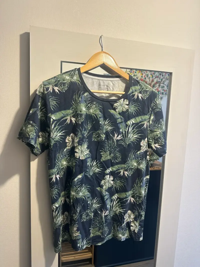 Polera estampada tropical para hombre - 1