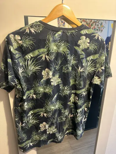 Polera estampada tropical para hombre - miniatura 3