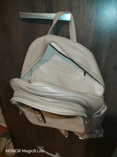 Mochila beige de cuero sintético con tachas - miniatura 1
