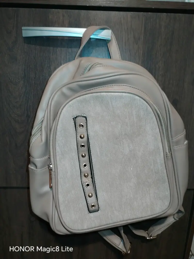 Mochila beige de cuero sintético con tachas - 2