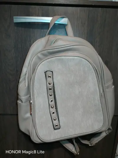 Mochila beige de cuero sintético con tachas - miniatura 2