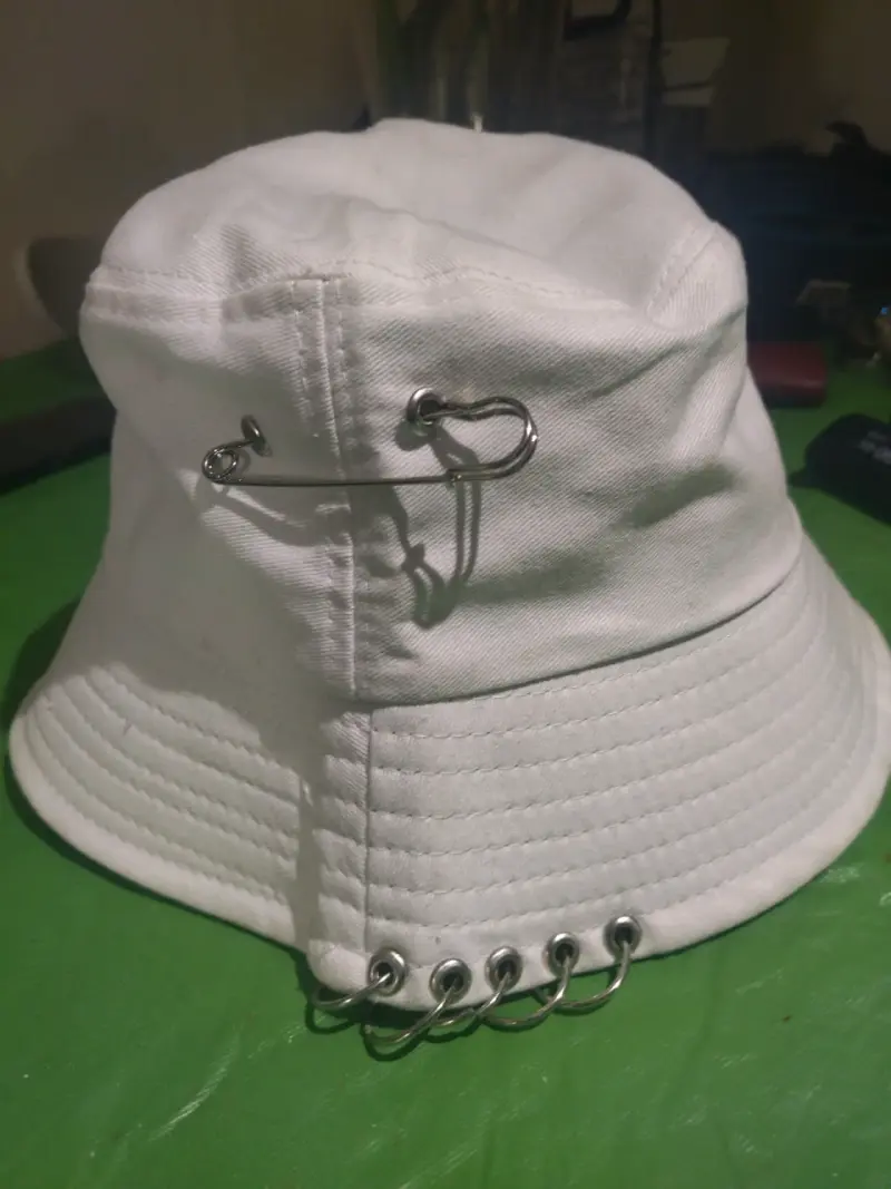 Sombrero bucket blanco con aros metálicos - 1