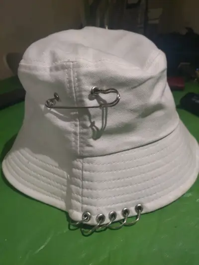 Sombrero bucket blanco con aros metálicos - miniatura 1