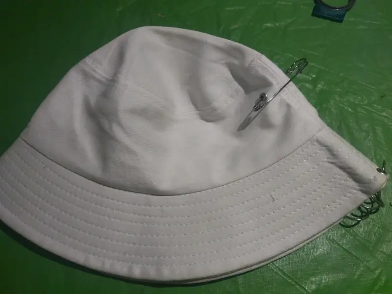 Sombrero bucket blanco con aros metálicos - 3