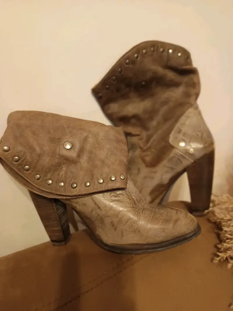 Botines de cuero marrón con tachas - 1