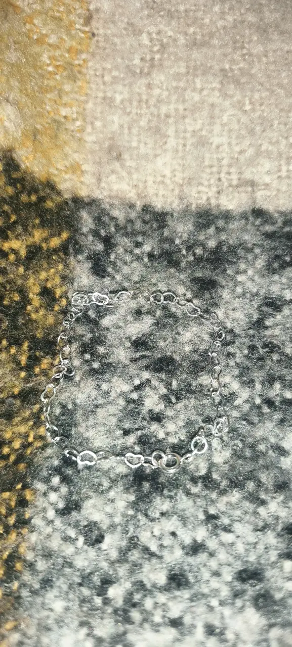 Pulsera de plata con diseño de corazones