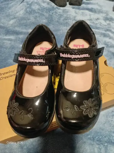 Zapatos  para niña negros con flores y blancos - miniatura 1