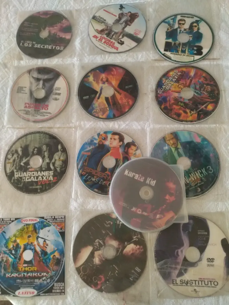 Colección de DVDs de películas populares - 1
