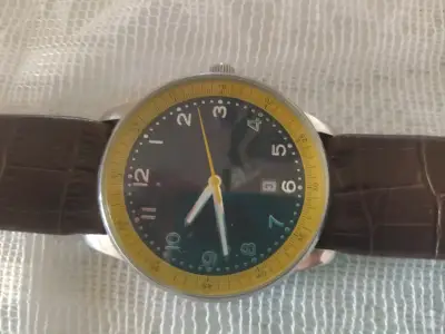 Reloj analógico con correa de cuero marrón - miniatura 1