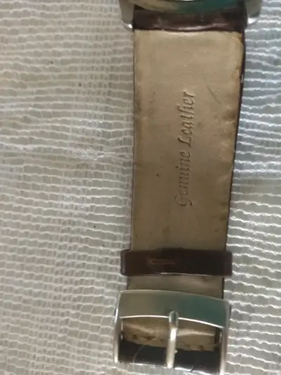 Reloj analógico con correa de cuero marrón - miniatura 2