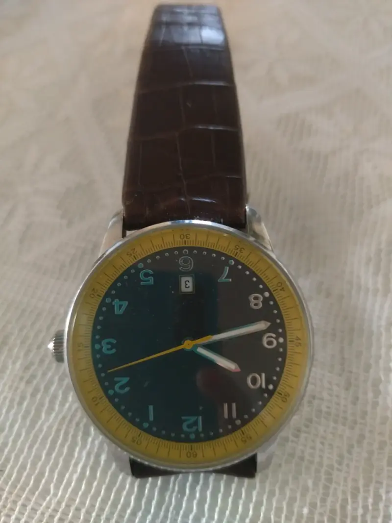 Reloj analógico con correa de cuero marrón - 3