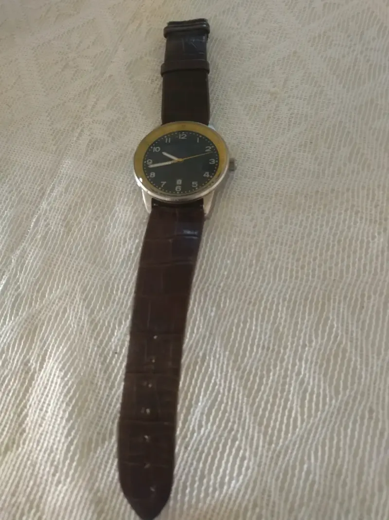 Reloj analógico con correa de cuero marrón - 4