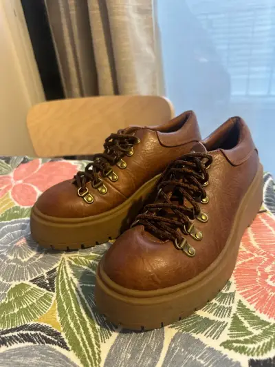 Zapatos de cuero marrón con plataforma - miniatura 1