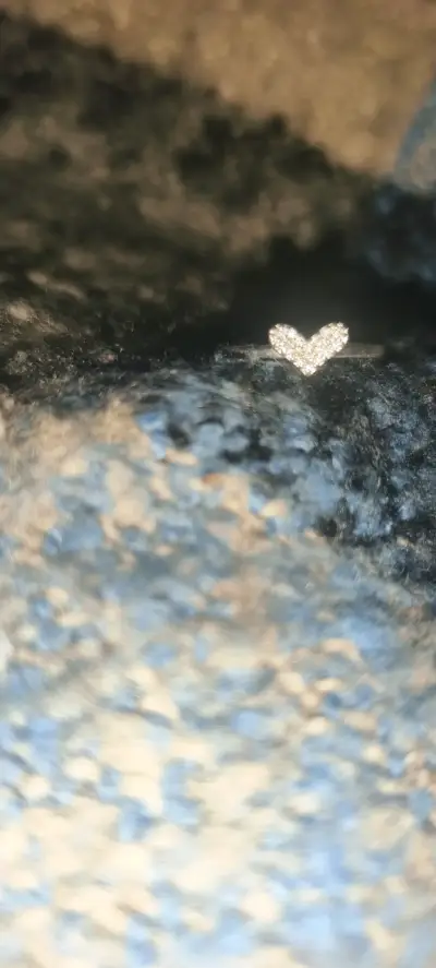 Anillo de plata con corazón de diamantes - miniatura 1
