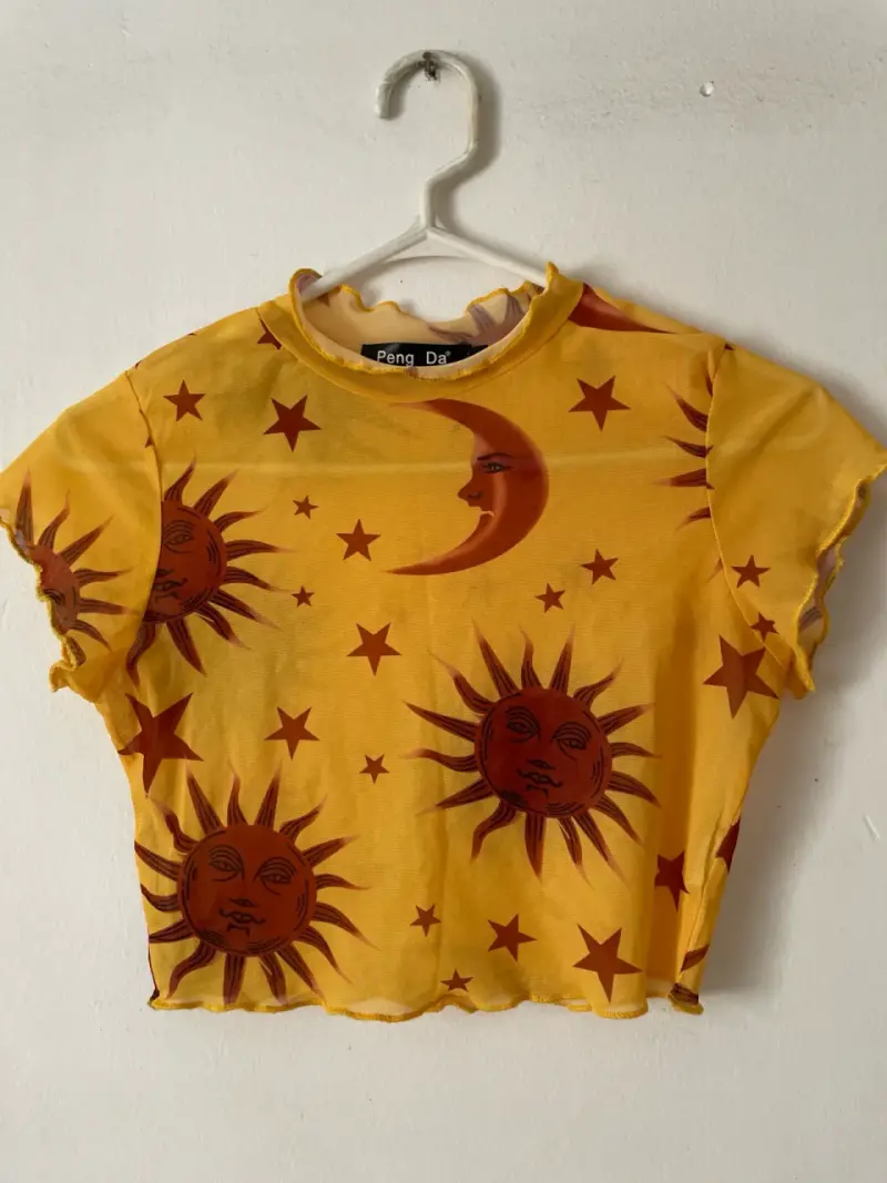 Polera amarilla estampada con sol y luna - 1