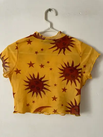 Polera amarilla estampada con sol y luna - miniatura 2