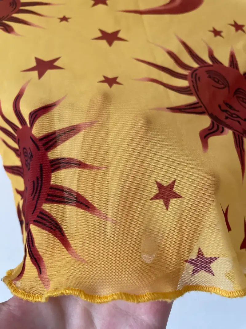 Polera amarilla estampada con sol y luna - 3