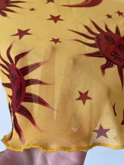 Polera amarilla estampada con sol y luna - miniatura 3