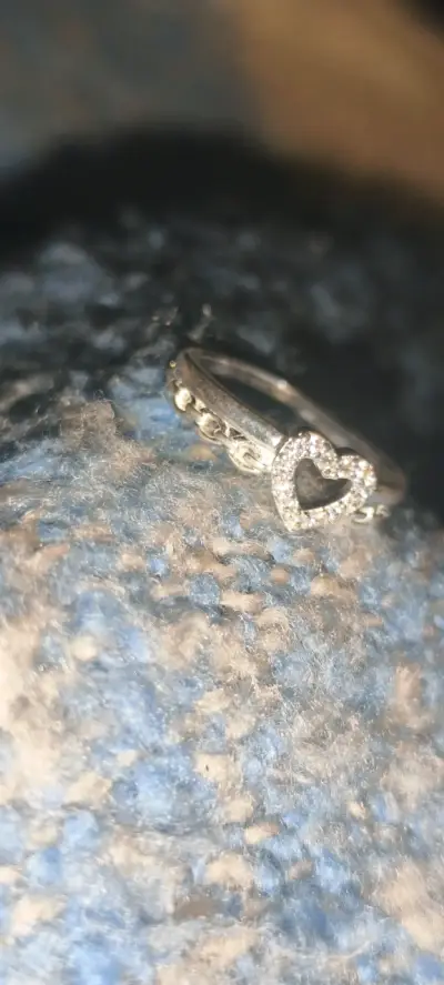 Anillo de plata con diseño de corazón y brillantes - miniatura 1