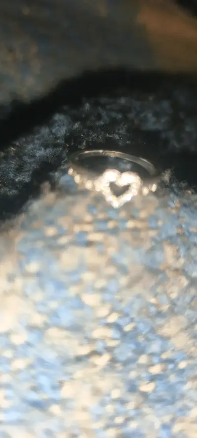 Anillo de plata con diseño de corazón y brillantes - miniatura 2