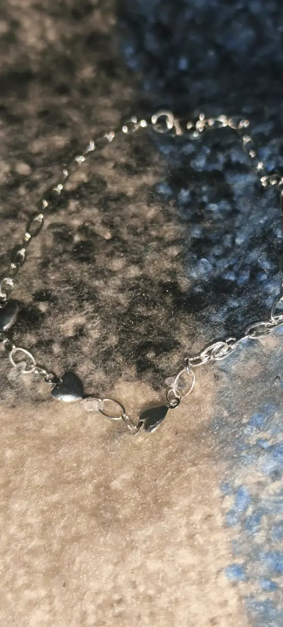 Pulsera de plata con dijes de corazón