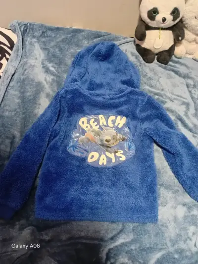 Poleron polar azul con diseño de personaje stich - miniatura 2