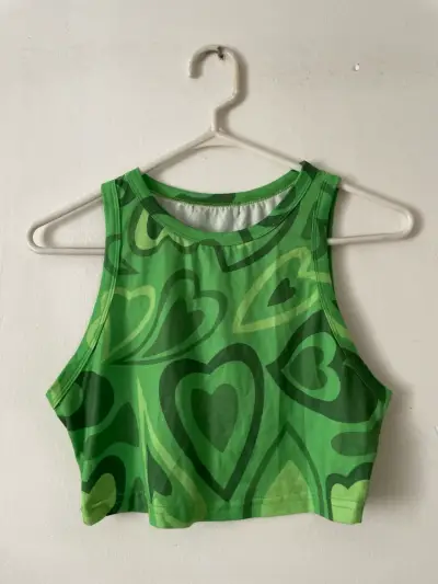 Crop top verde con estampado de corazones - miniatura 1