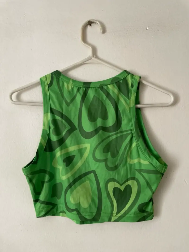 Crop top verde con estampado de corazones - 2
