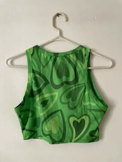 Crop top verde con estampado de corazones - miniatura 2