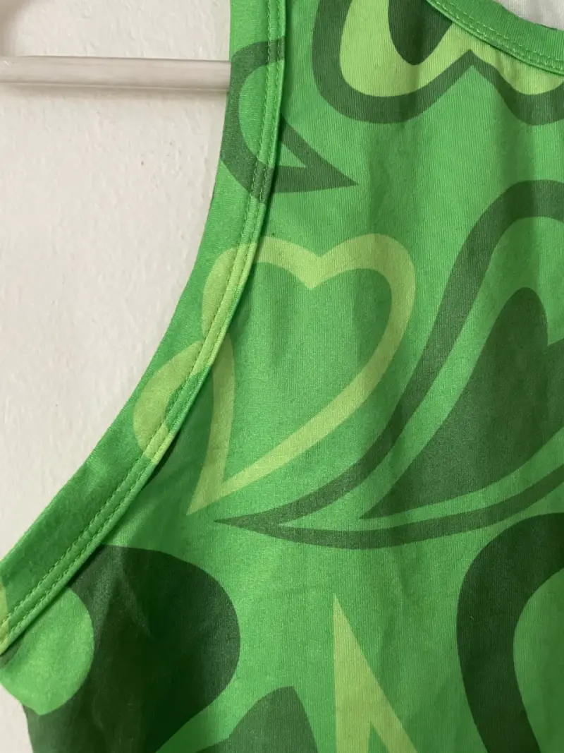 Crop top verde con estampado de corazones - 3