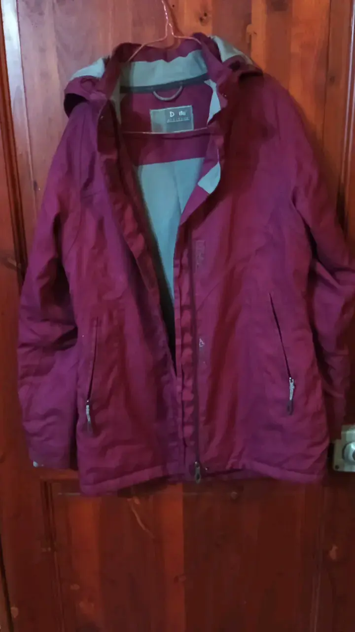 Chaqueta impermeable burdeos con capucha