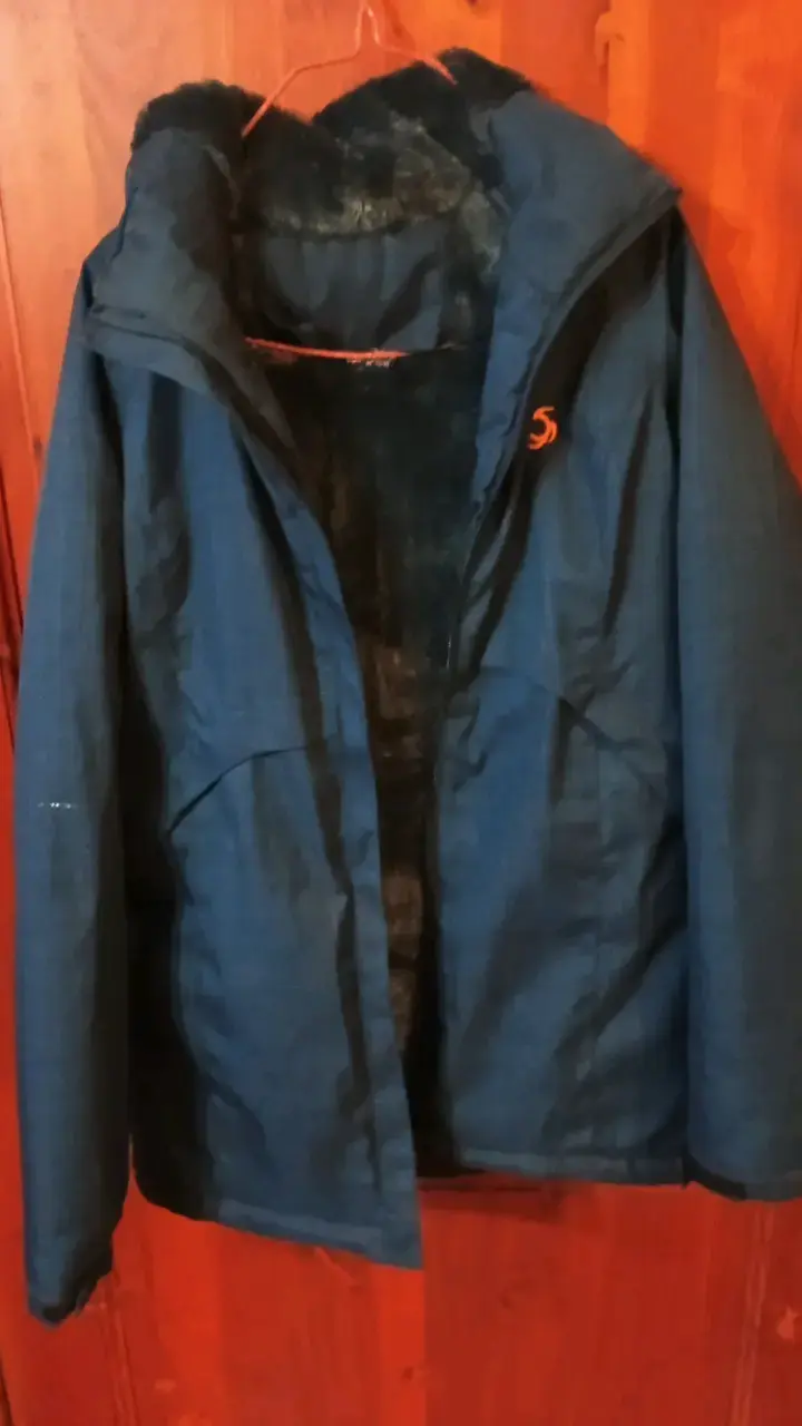 Chaqueta azul con forro interior cálido
