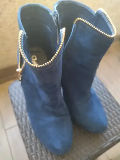 Botines de gamuza azul con cierre dorado - miniatura 1