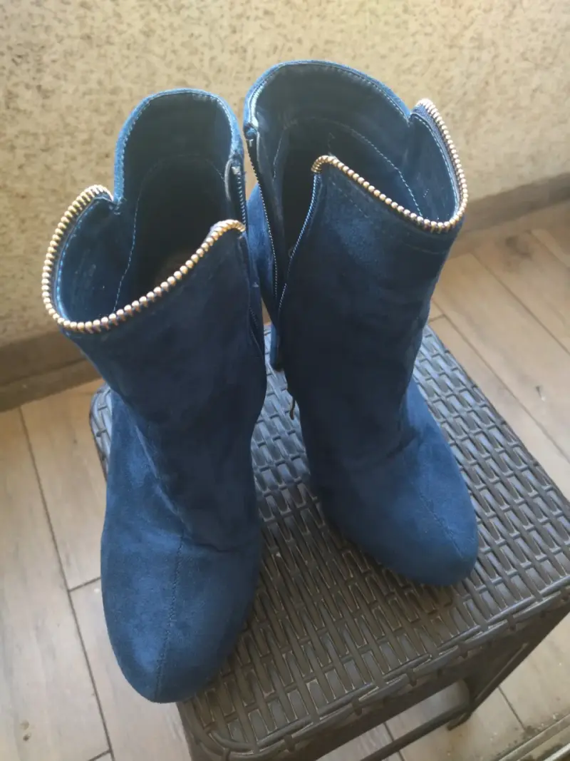 Botines de gamuza azul con cierre dorado - 2