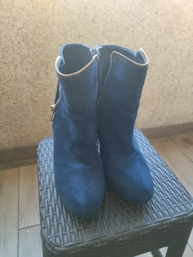 Botines de gamuza azul con cierre dorado - 3