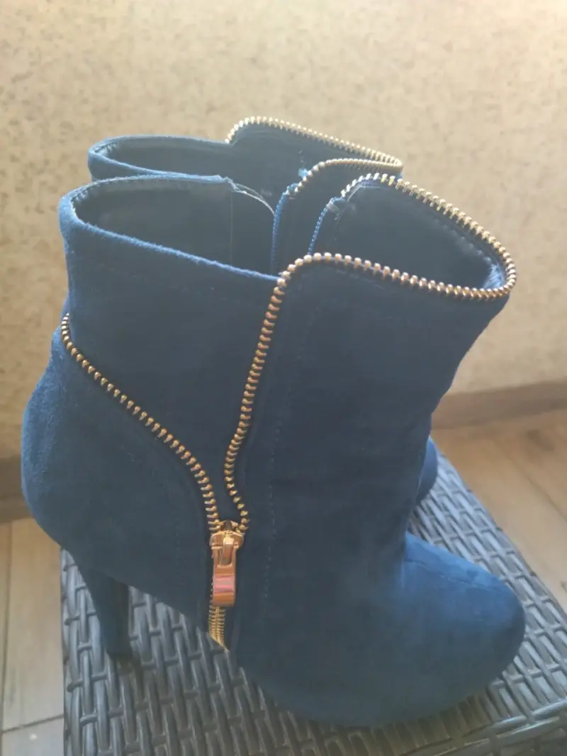 Botines de gamuza azul con cierre dorado - 4