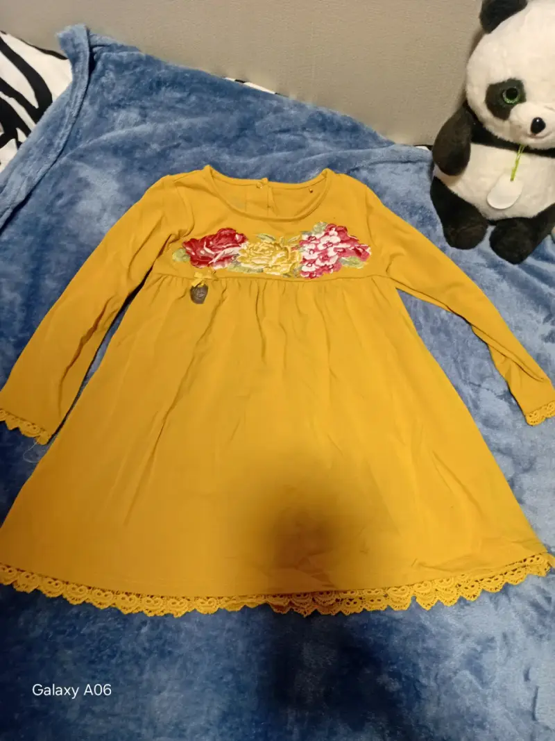 Vestido infantil mostaza con bordado floral
