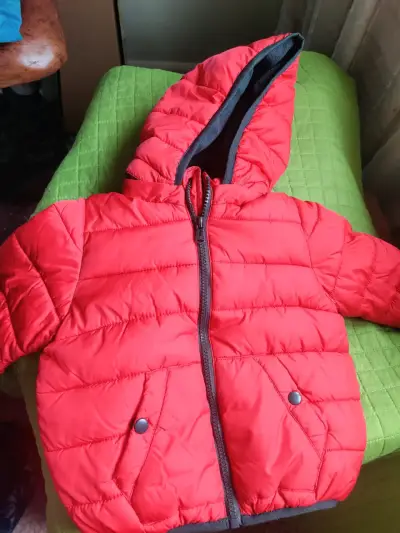 Chaqueta acolchada roja para niños con capucha - miniatura 1