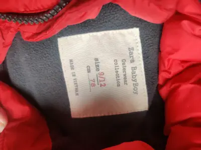 Chaqueta acolchada roja para niños con capucha - miniatura 2