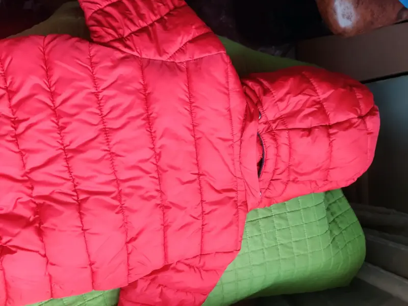 Chaqueta acolchada roja para niños con capucha - 3