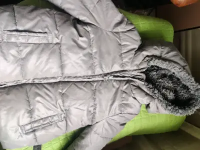 Chaqueta acolchada gris con capucha de invierno - miniatura 1
