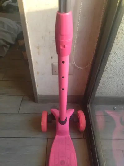 Patinete infantil rosa ajustable - miniatura 1