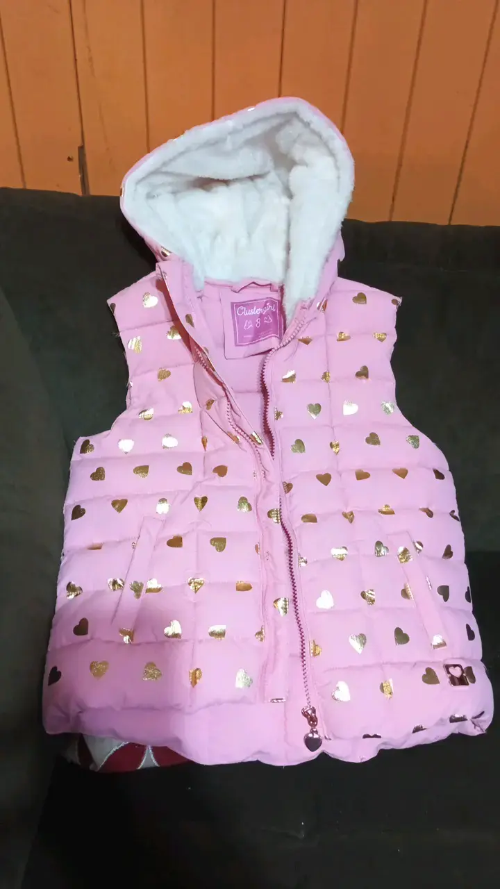 Chaleco acolchado rosado con capucha para niña