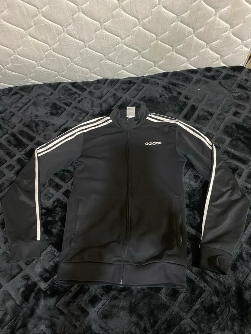 Chaqueta deportiva negra Adidas con rayas - 1