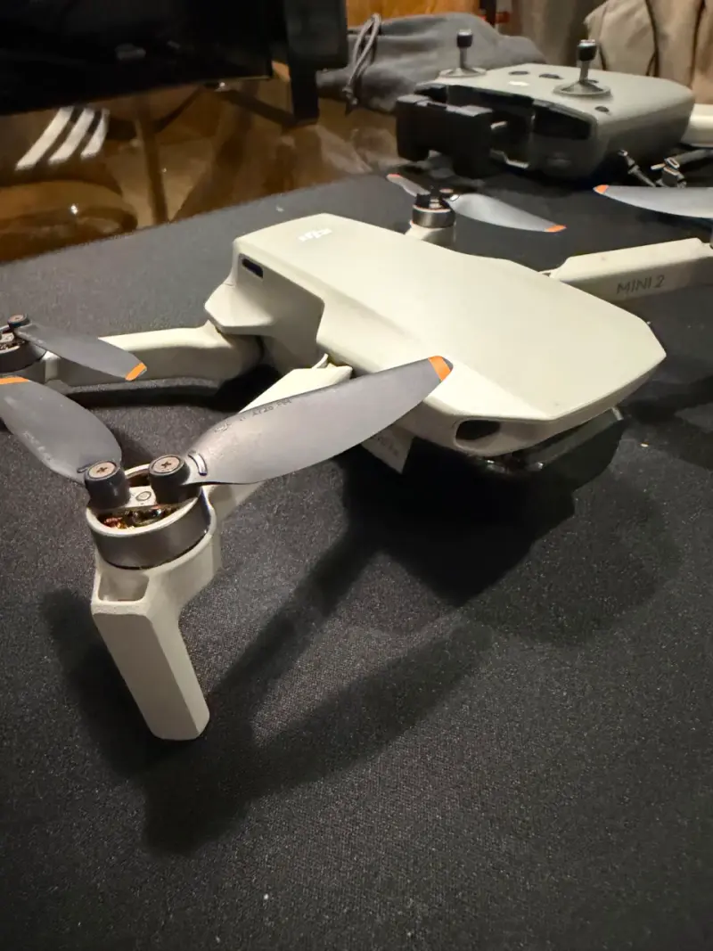 Drone DJI Mini 2 con control y accesorios - 2