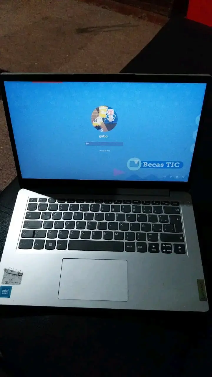 Laptop Lenovo Intel Inside en buen estado - 2